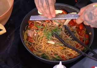 Ο Τίμος Ζαχαράτος ετοιμάζει σπαγγέτι με καπνιστό τόνο