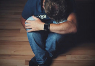 Έρευνα – Ευτυχείτε… γιατί χανόμαστε – Και η πρώιμη κατάθλιψη αυξάνει τον κίνδυνο άνοιας