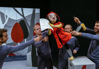 Οι πρωταγωνιστές της παράστασης «Η Κοκκινοσκουφίτσα στο δάσος των Χριστουγέννων» μιλούν στο in.gr