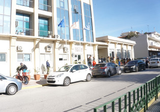 Ουρά στην Κομοτηνή για την παραλαβή της επισιτιστικής βοήθειας