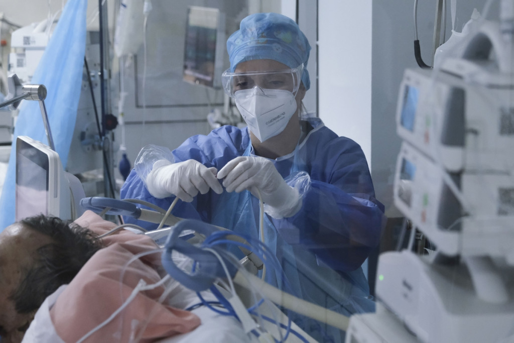 Καταγγελία της ΕΙΝΑΠ για τις δηλώσεις Εξαδάκτυλου να πληρώνουν μέρος από τη νοσηλεία τους οι ανεμβολίαστοι