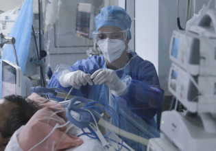 Καταγγελία της ΕΙΝΑΠ για τις δηλώσεις Εξαδάκτυλου να πληρώνουν μέρος από τη νοσηλεία τους οι ανεμβολίαστοι