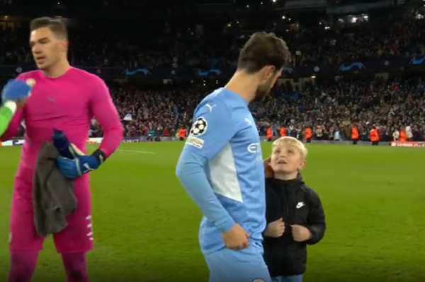 Πιτσιρικάς αγνόησε τους Μέσι, Νεϊμάρ, Εμπαπέ και ζήτησε τη φανέλα… του Μπερνάντο Σίλβα