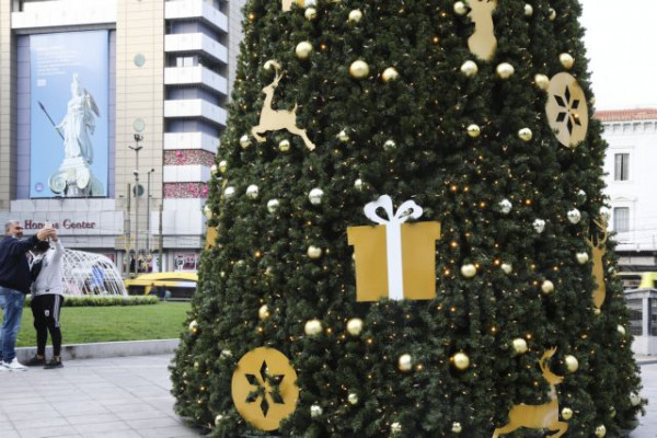 «Μύρισε» Χριστούγεννα στην Αθήνα – Στη θέση τους χριστουγεννιάτικα δένδρα και εκατοντάδες λαμπιόνια