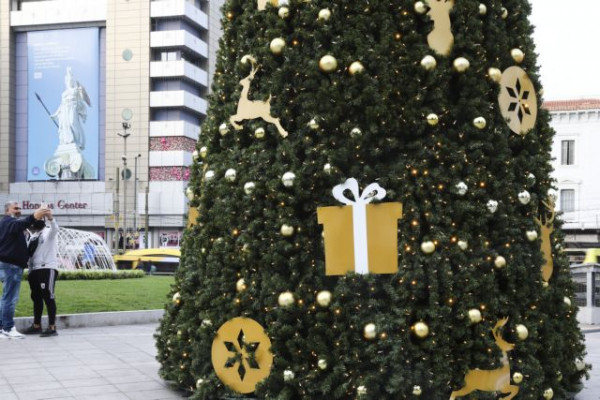 «Μύρισε» Χριστούγεννα στην Αθήνα – Στη θέση τους χριστουγεννιάτικα δένδρα και εκατοντάδες λαμπιόνια