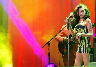 Έιμι Γουάινχαουζ – Αστρονομικό ποσό για το φόρεμα από την τελευταία της συναυλία