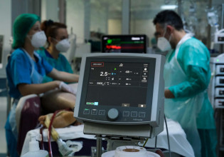 Covid-19 pandemic in Greece: 8,129 new infections on Mon.; 105 deaths, 608 intubated patients