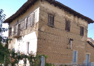 Τα πλινθόκτιστα σπίτια της Καρδίτσας ενώνουν το παρελθόν με το μέλλον