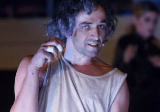 Άρης Σερβετάλης – Η πρώτη απάντηση μετά την αποχώρηση από τον «Ρινόκερο» – «Δεν είμαστε αγέλη»