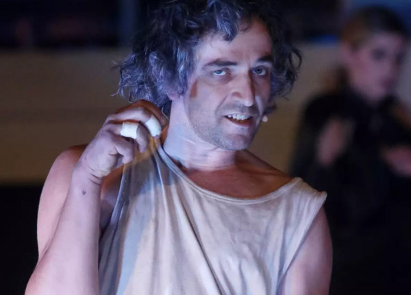 Άρης Σερβετάλης – Η πρώτη απάντηση μετά την αποχώρηση από τον «Ρινόκερο» – «Δεν είμαστε αγέλη»