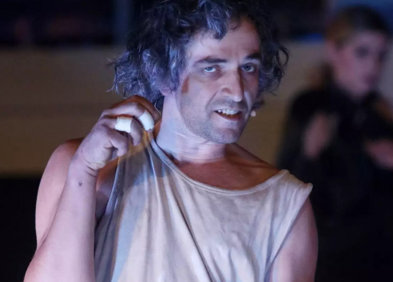 Άρης Σερβετάλης – Η πρώτη απάντηση μετά την αποχώρηση από τον «Ρινόκερο» – «Δεν είμαστε αγέλη»