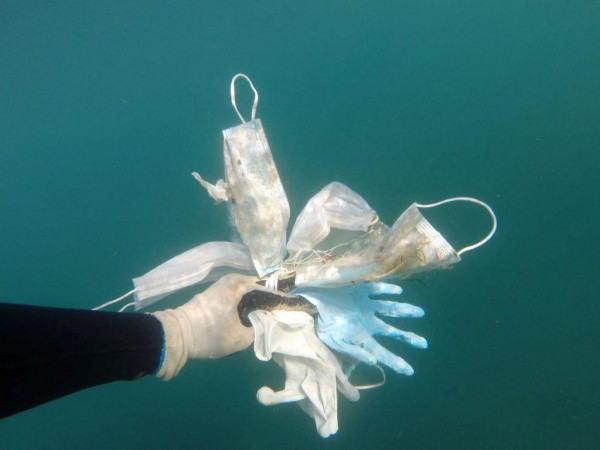 Ρύπανση από τον… κοροναϊό – Μάσκες, γάντια, φιάλες αντισηπτικών… όλα στη θάλασσα 
