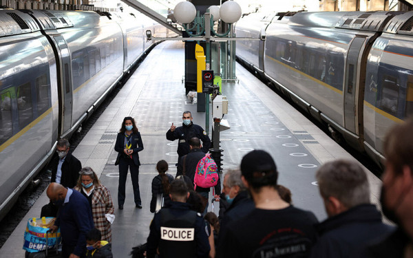 Παρίσι – Άνδρες ασφαλείας άνοιξαν πυρ εναντίον άνδρα με μαχαίρι