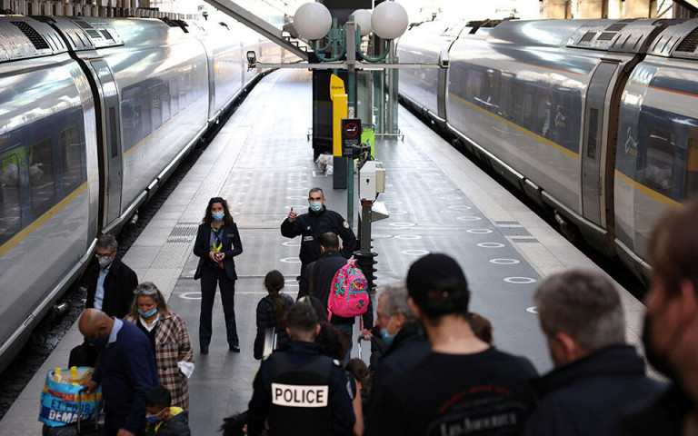 Παρίσι – Άνδρες ασφαλείας άνοιξαν πυρ εναντίον άνδρα με μαχαίρι