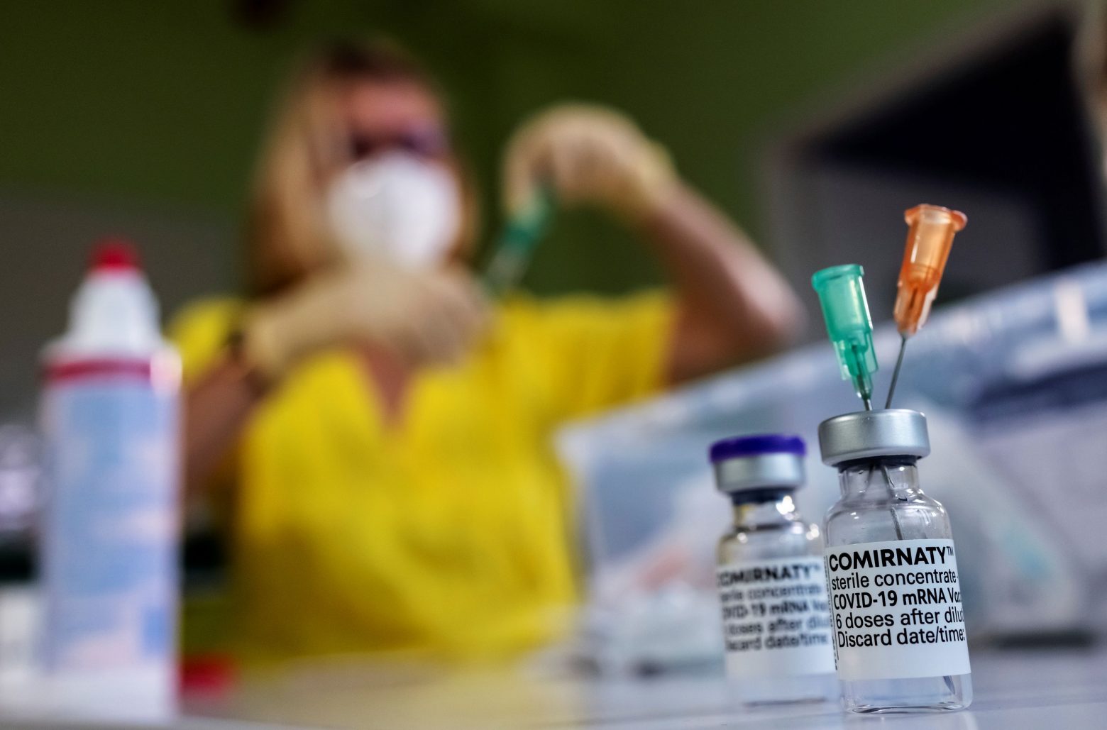 Κοροναϊός – Γιατί προσβάλλονται και οι πλήρως εμβολιασμένοι;