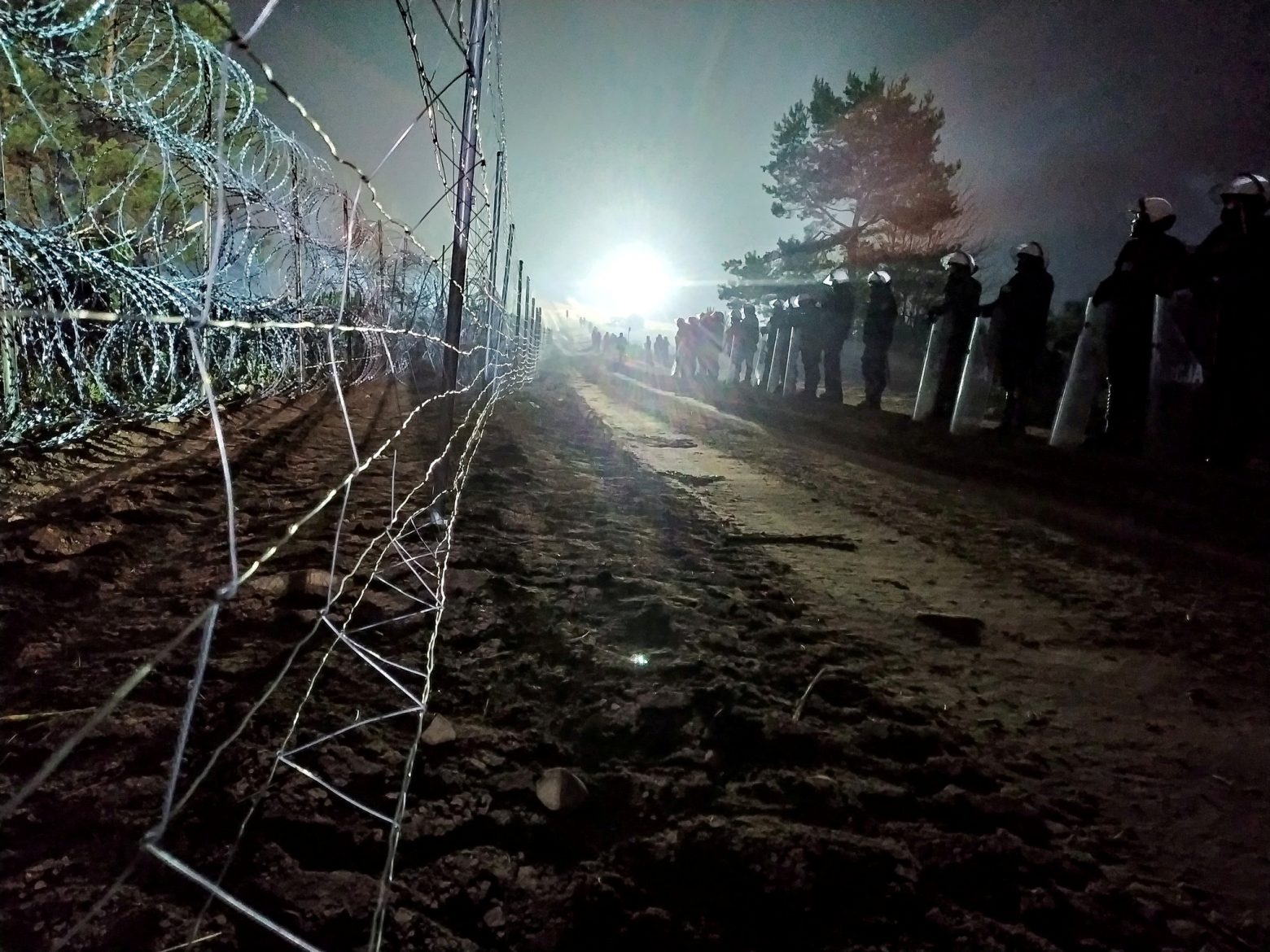 Λευκορωσία - Δίνουν δακρυγόνα στους πρόσφυγες για να επιτεθούν στις πολωνούς στρατιώτες