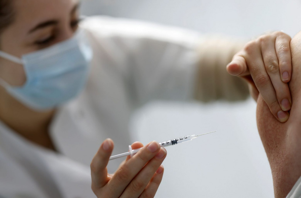 Όμικρον – Ο ΕΜΑ έτοιμος να εγκρίνει νέα εμβόλια σε 3-4 μήνες εφόσον χρειαστεί