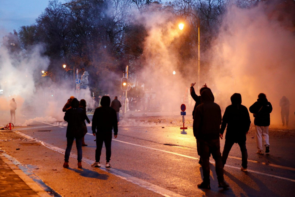 Βέλγιο – Άγρια επεισόδια σε διαδήλωση κατά των μέτρων – Δακρυγόνα και βανδαλισμοί