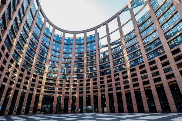 Ευρωκοινοβούλιο – Προσπάθειες ενίσχυσης της νόμιμης μετανάστευσης για την αντιμετώπιση της γήρανσης του πληθυσμού