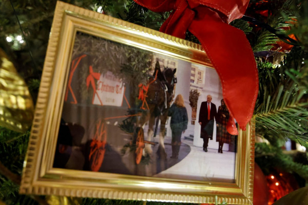 ΗΠΑ – Στο χριστουγεννιάτικο δέντρο των Μπάιντεν, μια φωτογραφία… των Τραμπ – Τι συμβολίζει