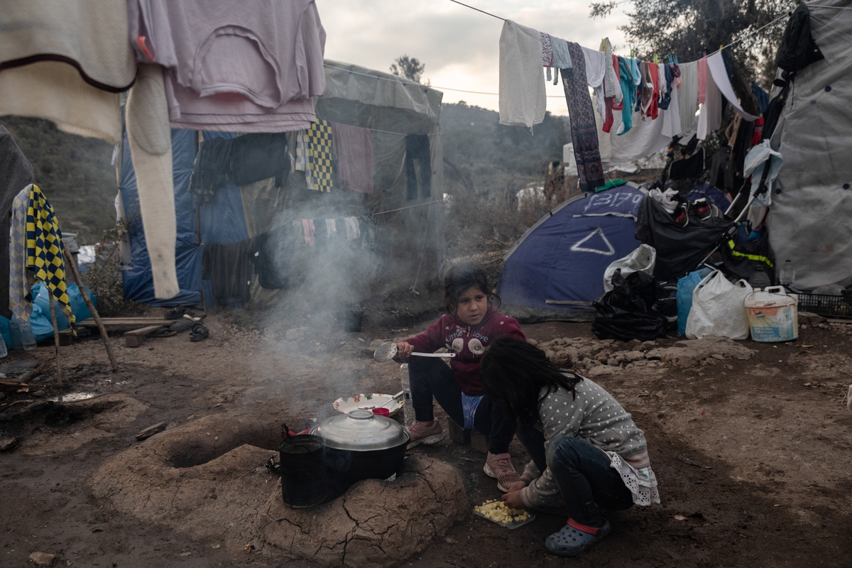 Τον κώδωνα του κινδύνου για κρίση πείνας στους πρόσφυγες κρούουν 27 ΜΚΟ - «Παιδιά πάνε σχολείο νηστικά»