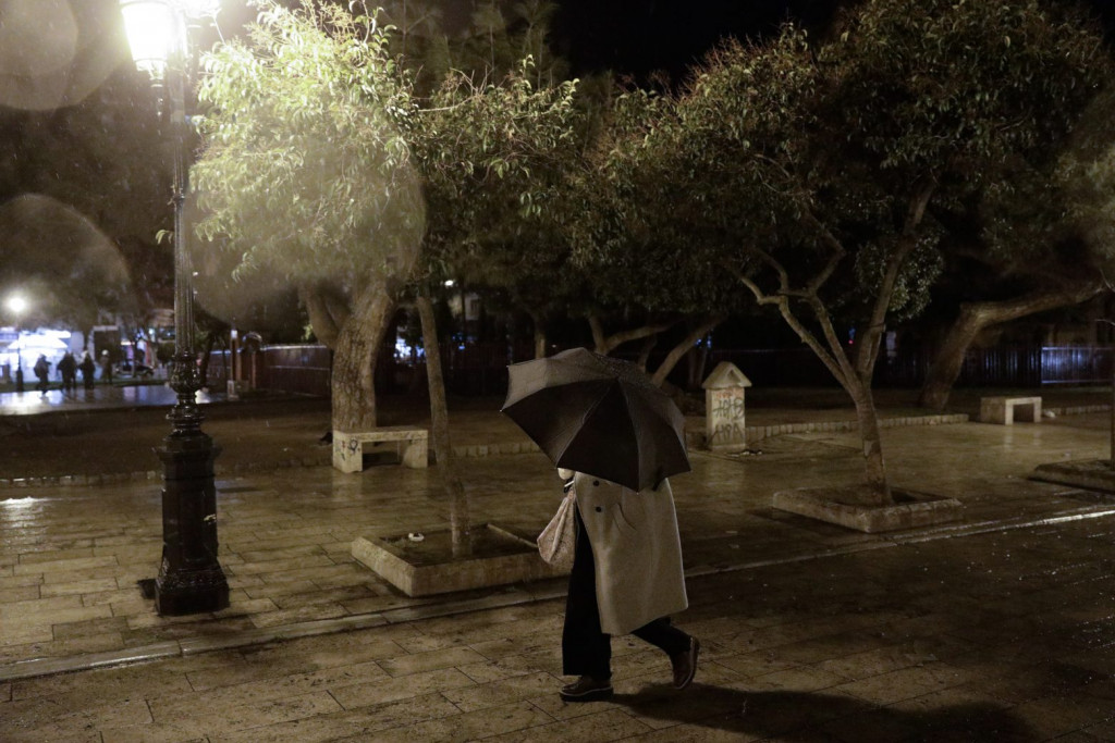 Καιρός – Άνοιξαν… οι ουρανοί στην Αθήνα το βράδυ της Δευτέρας –  Πώς θα κινηθεί το κύμα κακοκαιρίας