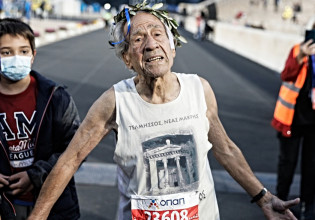 Μαραθώνιος – Μαθήματα δύναμης από τον 90χρονο Στέλιο Πρασσά – Τερμάτισε μαζί με τα εγγόνια του