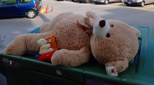 Στα σκουπίδια της γειτονιάς η παιδική μας ηλικία