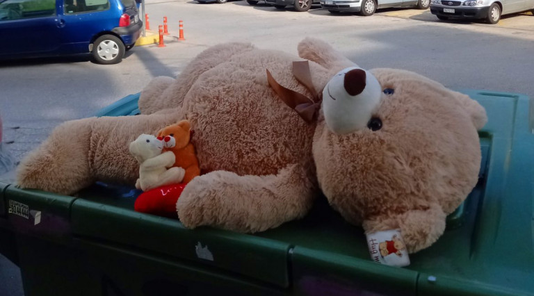 Στα σκουπίδια της γειτονιάς η παιδική μας ηλικία