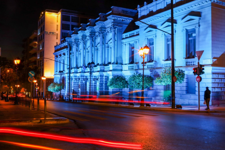 Το ιστορικό κτήριο Τσίλλερ του Εθνικού Θεάτρου ντύθηκε κυανό για την Παγκόσμια Ημέρα Παιδιού