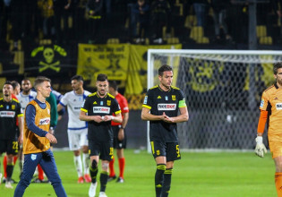 Οπαδοί σε παίκτες του Άρη – «Όποιος δεν μπορεί να φύγει»