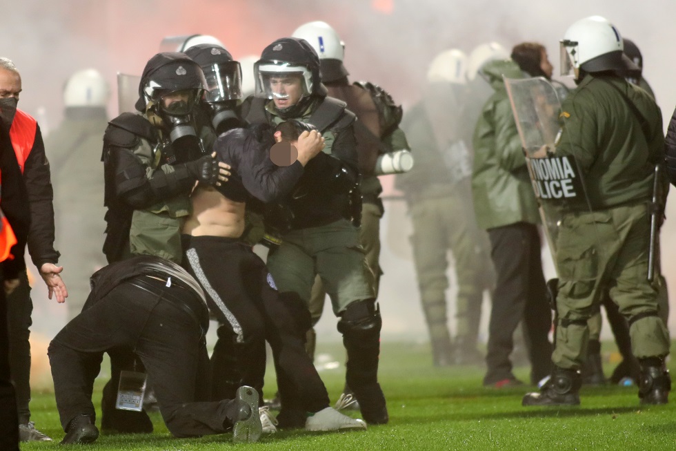 Άγριες μάχες χούλιγκαν με αστυνομικούς στον αγωνιστικό χώρο της Τούμπας - Δείτε τις εικόνες