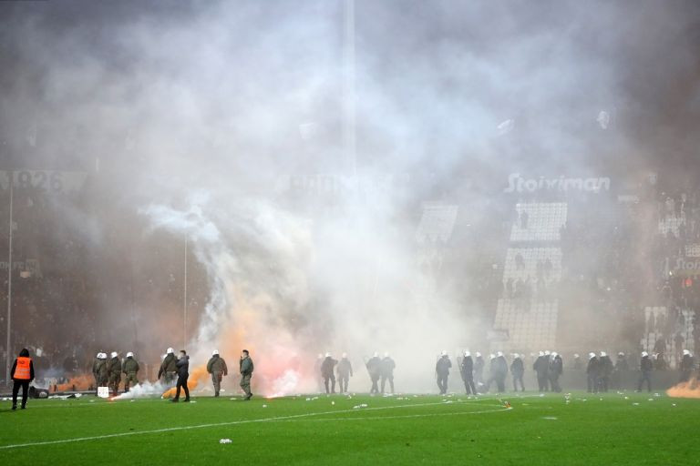 Ερασιτεχνικά βίντεο σοκ – Η εισβολή των οπαδών του ΠΑΟΚ μέσα από τη θύρα 4