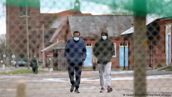 Βρετανία – Σχεδιάζει κέντρα παρόμοια με της Ελλάδας για τους αιτούντες άσυλο