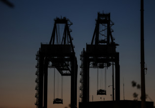 Οι θάνατοι των εργαζομένων δεν είναι η «κακιά ώρα» – H COSCO, τα μέτρα προστασίας και ένας λιμενεργάτης που δεν γύρισε ποτέ σπίτι του