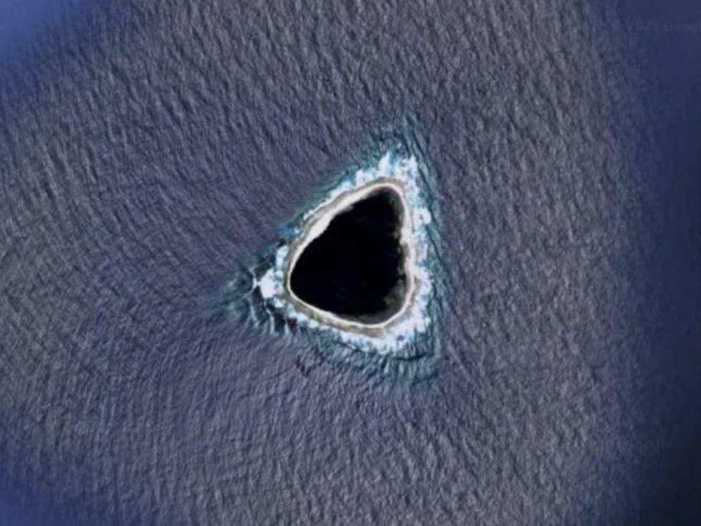 Τι είναι αυτή η μυστηριώδης μαύρη τρύπα στο Google Earth;
