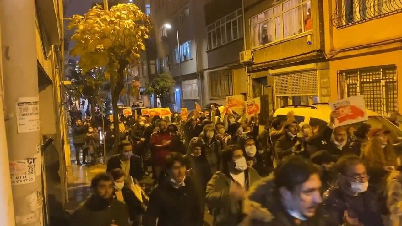 Τουρκία - Η κατάρρευση της οικονομίας έβγαλε τους πολίτες στους δρόμους - Ζητούν παραίτηση Ερντογάν