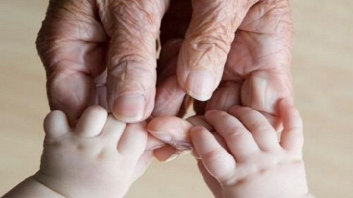 Εμβολιάστηκε με την τρίτη δόση αιωνόβια γιαγιά στη Λακωνία