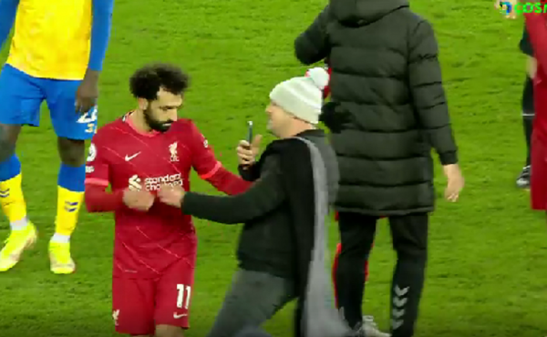 «Ντου» οπαδού στο «Άνφιλντ» για μια σέλφι με τον Σαλάχ (vid)