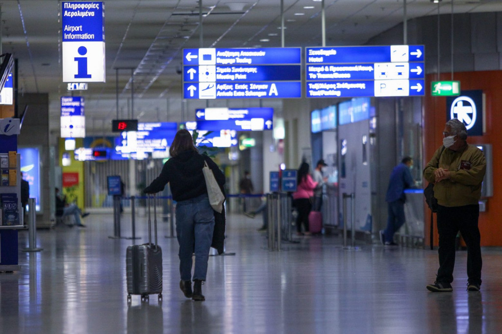 Παραλλαγή Όμικρον – Πληθαίνουν οι χώρες που ανακοινώνουν ταξιδιωτικούς περιορισμούς – Τι ισχύει για την Ελλάδα