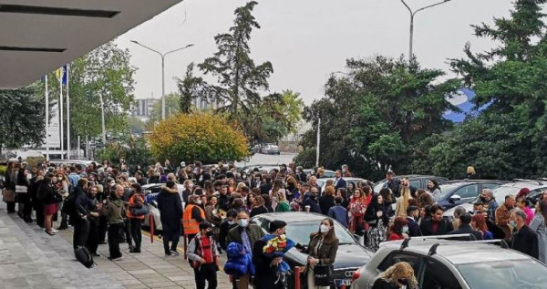 ΑΠΘ – Συναγερμός μετά από τηλεφώνημα για βόμβα – Εκκενώνεται η αίθουσα τελετών