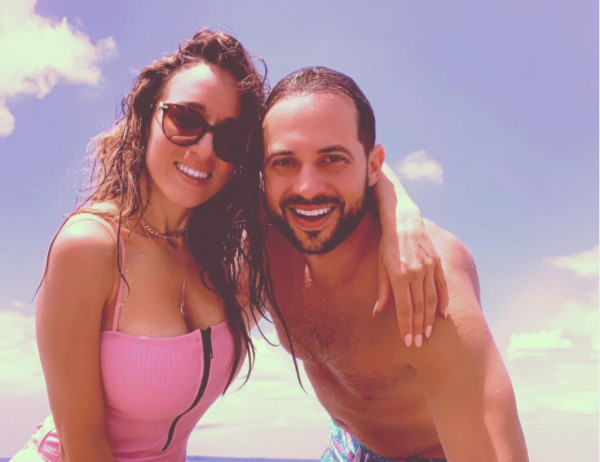 Καλομοίρα και Γιώργος Μπούσαλης – Άκρως καλοκαιρινοί ποζάρουν με τις σανίδες του surf