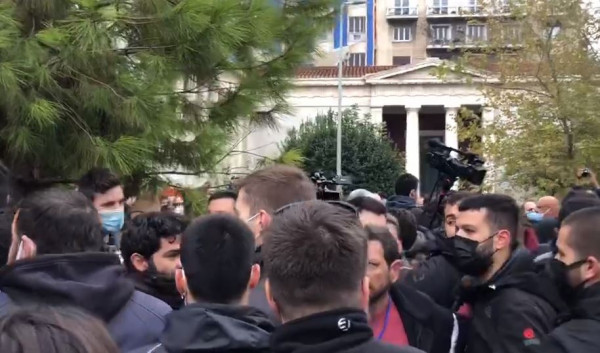 Νέα ένταση στο Πολυτεχνείο – Σπρωξιές και μπουνιές όταν αντιπροσωπεία της νεολαίας του ΣΥΡΙΖΑ προσπάθησε να εισέλθει στο χώρο