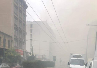 Πειραιάς – Σε εξέλιξη η φωτιά σε αποθήκη με στρώμματα – Πυκνός καπνός και κυκλοφοριακές ρυθμίσεις στην περιοχή