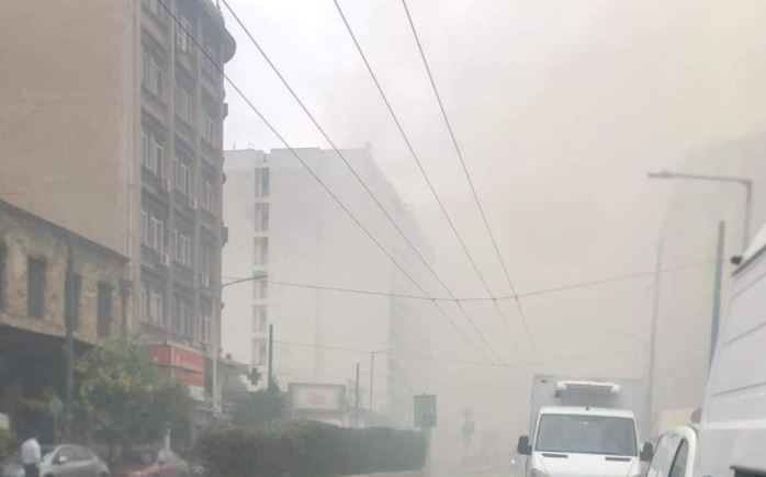 Πειραιάς – Σε εξέλιξη η φωτιά σε αποθήκη με στρώμματα – Πυκνός καπνός και κυκλοφοριακές ρυθμίσεις στην περιοχή