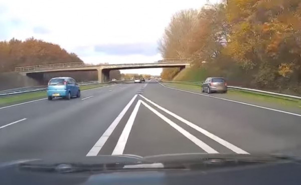 Ολλανδία – Η στιγμή που οδηγός τρακάρει επίτηδες – Έσωσε αναίσθητη γυναίκα που είχε χάσει τον έλεγχο του Ι.Χ της