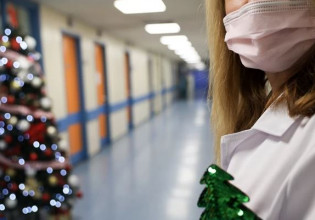 Κοροναϊός – Η χειρότερη επίθεση της Δέλτα – Μάχη για να σωθούν τα Χριστούγεννα