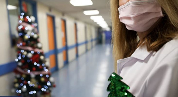 Κοροναϊός – Η χειρότερη επίθεση της Δέλτα – Μάχη για να σωθούν τα Χριστούγεννα