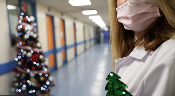 Κοροναϊός – Η χειρότερη επίθεση της Δέλτα – Μάχη για να σωθούν τα Χριστούγεννα