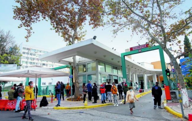 Κοροναϊός – Τι καταγγέλλει η ΟΕΝΓΕ για τα τάγματα αρνητών που εισβάλλουν στα νοσοκομεία